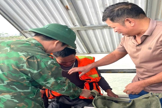 Kịp thời cứu 3 ngư dân gặp nạn trên vùng biển