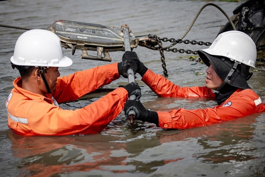 EVNCPC đưa dòng điện trở lại với người dân sau bão số 13