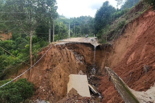Đường sạt lở nghiêm trọng, hơn 1.000 hộ dân bị chia cắt