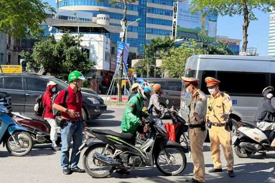 Hà Nội: Hàng loạt tài xế “đeo” khẩu trang cho biển số xe máy bị xử lý