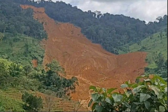 Di dời gần 700 người dân sau khi quả đồi bất ngờ sạt lở