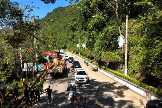 Xe tải mất lái lao xuống taluy ở độ cao gần 10 mét, một người bị thương