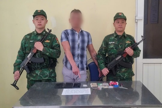 Kiểm tra tại quán nước, phát hiện đối tượng giấu nhiều viên nén và tinh thể nghi ma túy