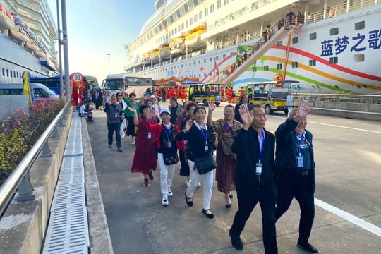 Tàu biển Blue Dream Melody đưa hơn 1.500 khách Trung Quốc đến Quảng Ninh