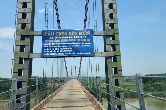 Trụ cầu treo Bến Mươi “trơ chân” ở Nghệ An