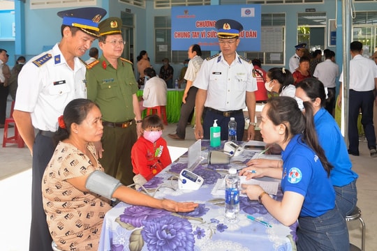 “Chung tay vì sức khỏe ngư dân”: Hành trình nhân ái từ đất liền ra biển lớn