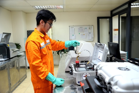 ‘Bác sĩ dầu máy’ EVNHANOI thầm lặng bảo vệ lưới điện Thủ đô