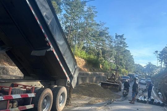 Khẩn trương khắc phục vết nứt đường dài 100m trên Quốc lộ 24