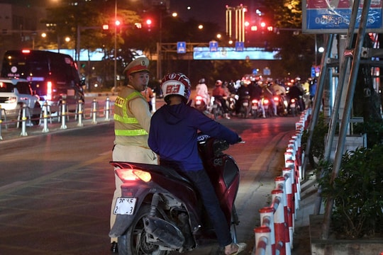 Hà Nội: Xuyên đêm, xử lý hàng trăm trường hợp che biển số, dùng điện thoại khi lái xe