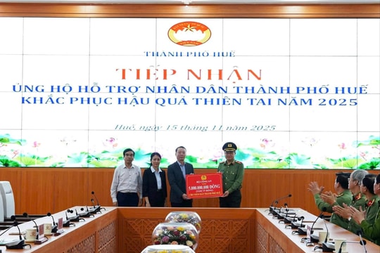 Nghĩa tình lực lượng Công an với người dân Huế sau thiên tai lịch sử