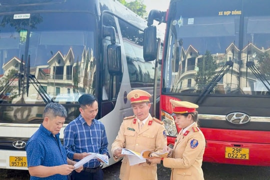 CSGT tuyên truyền an toàn giao thông đối với doanh nghiệp vận tải hành khách