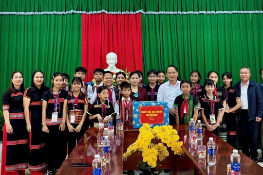 Lãnh đạo TP. Đà Nẵng thăm, động viên đội ngũ nhà giáo tại xã La Dêê