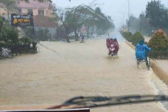 Mưa lớn làm ngập tuyến đường qua A Lưới 2