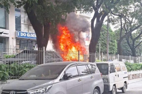 Xe 5 chỗ bất ngờ cháy khi dừng trước chung cư