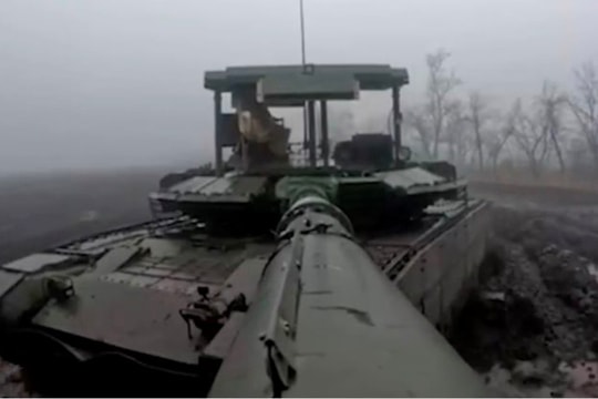 Thiết giáp Nga vượt sông chiếm cứ điểm chiến lược, đẩy Ukraine vào thế khó