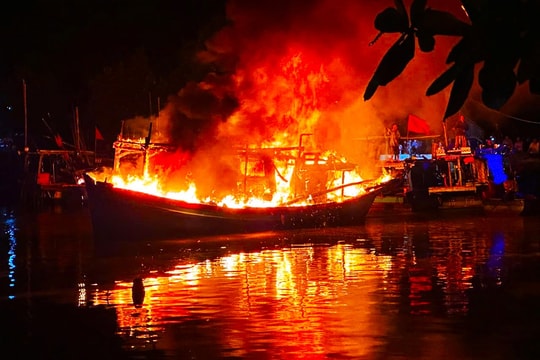 Tàu cá đang neo đậu thì bốc cháy