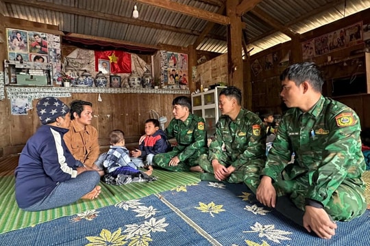 Nhận đỡ đầu 2 trẻ có cha mẹ mất tích trong vụ sạt lở