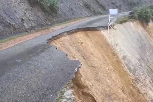 Sạt lở nhiều vị trí trên đường Hồ Chí Minh và tuyến ĐT606