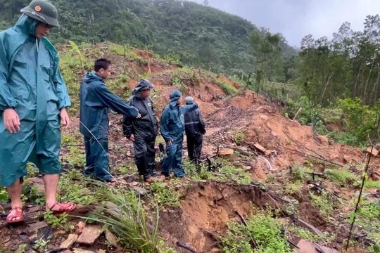 Phát hiện nhiều vết nứt tại núi Ngang, tổ chức di dời gần 60 hộ dân