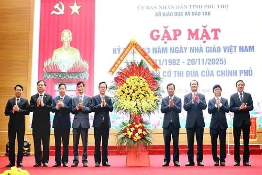 Sở GDĐT tỉnh Phú Thọ nhận Cờ thi đua của Chính phủ