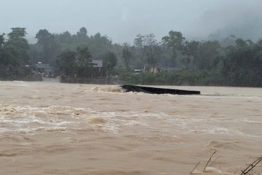 Nỗ lực tìm kiếm tài xế xe đầu kéo bị nước lũ cuốn trôi