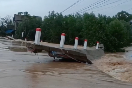 Quảng Trị: Bờ kè bị lũ làm biến dạng, nhiều khu vực tiếp tục ngập sâu