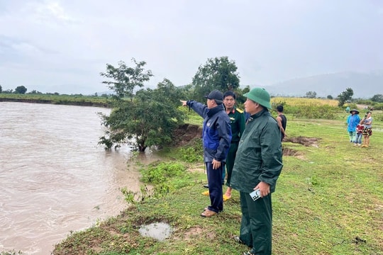 Cứu hộ thành công 10 người dân bị cô lập giữa mưa lũ