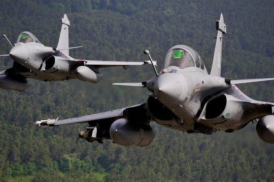 Ukraine dự định mua 100 tiêm kích chiến lược Rafale của Pháp