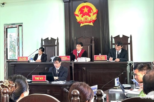 Lừa nhận tiền hỗ trợ, ép người dân ký vay tín dụng