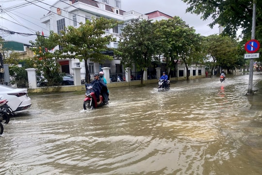 Lũ lên nhanh trên sông Hương – sông Bồ, nhiều địa phương ở Huế nguy cơ ngập nặng