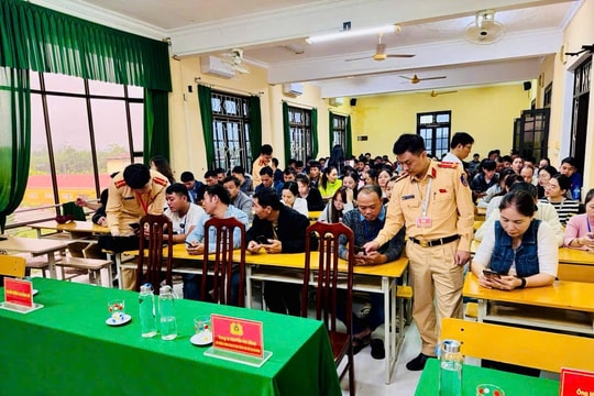 Công an TP Huế đồng loạt hướng dẫn cài đặt VNeTraffic cho thí sinh