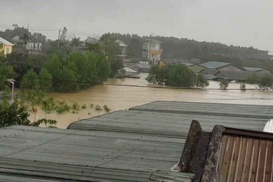 Nước dâng nhanh, Phong Điền sơ tán hàng trăm hộ dân