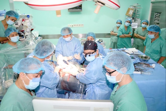 Ghép gan thành công, bệnh nhi 2 tuổi hồi sinh