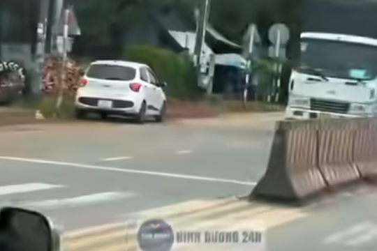 CSGT TP.HCM phạt tài xế ô tô đi ngược chiều