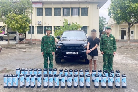 Phát hiện 40 bình khí N2O nghi nhập lậu trong đêm