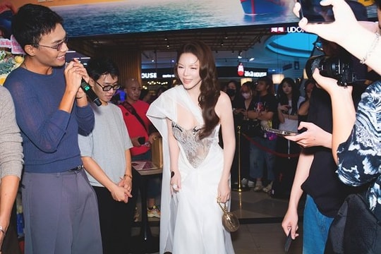 Lý Nhã Kỳ gây 'chấn động' tại sự kiện ra mắt MV 'Vườn hồng' của ca sĩ Văn Mai Hương