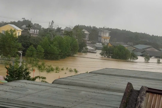 Hơn 12.200 ngôi nhà ở Huế ngập sâu, giao thông tê liệt