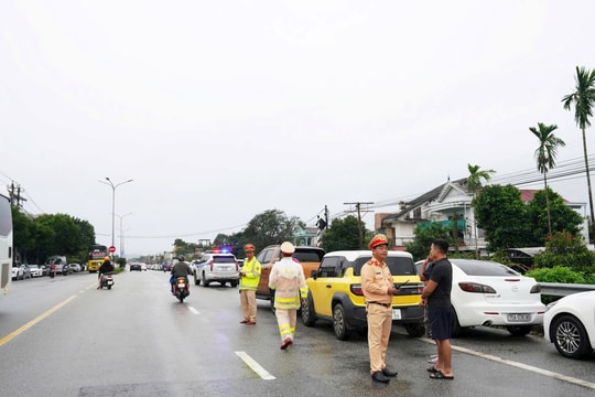 Đỗ xe trên cầu, thói quen nguy hiểm mùa mưa lũ