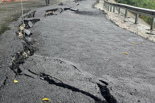 Mưa bão khiến nhiều tuyến đường ở Quảng Ngãi sạt lở nghiêm trọng