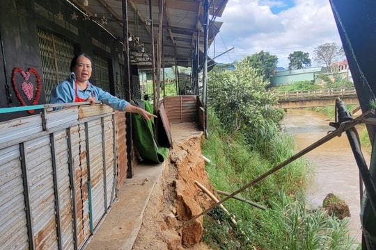 Quảng Ngãi: Sạt lở nghiêm trọng đe dọa nhà dân ven suối Đăk Sia