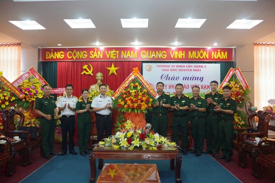 Vùng 2 Hải quân chúc mừng các thầy cô ngày kỷ niệm