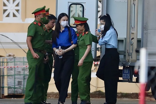 Xét xử vụ kẹo Kera: Các bị cáo đến Tòa, an ninh thắt chặt