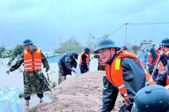 LLVT tỉnh Gia Lai dầm mình trong lũ gia cố bờ bao ở Tuy Phước