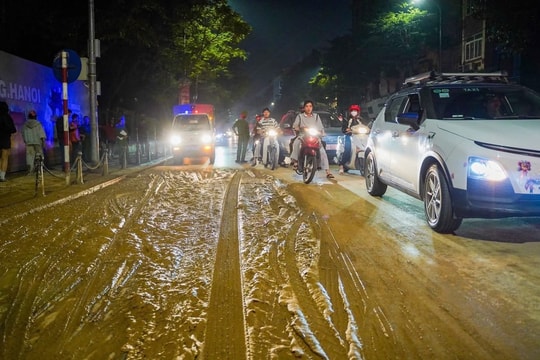 Làm rơi nhiều bùn đất trên phố Hà Nội, tài xế bị xử phạt