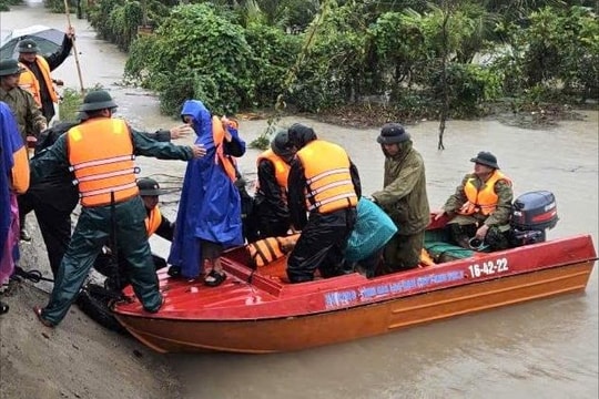 Phó Chủ tịch tỉnh Gia Lai chỉ đạo giải cứu thành công 11 người dân bị nước lũ cô lập