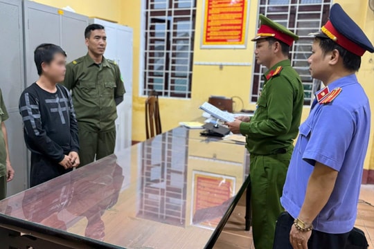 Bắt “phụ huynh” giật dây chuyền của bé gái lớp 1 khi đưa con đi học