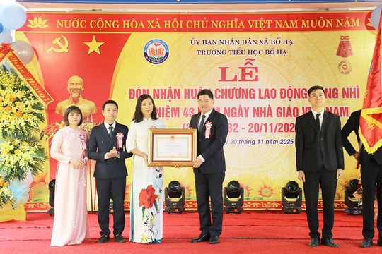 Trường Tiểu học Bố Hạ đón nhận Huân chương Lao động hạng Nhì