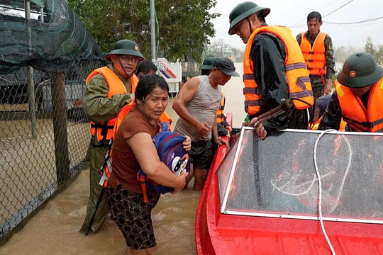 Lực lượng vũ trang tỉnh Gia Lai xuyên đêm giúp dân di dời khỏi vùng lũ