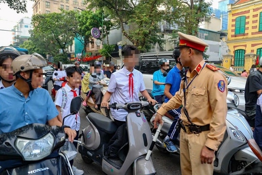 Hà Nội: 283 học sinh, 42 phụ huynh bị xử lý do vi phạm giao thông