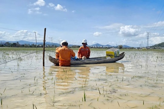 Mưa lũ chia cắt hơn nửa triệu hộ dân sống trong cảnh mất điện